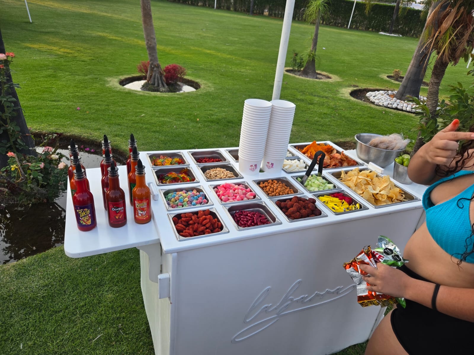 Invitada disfrutando de la barra de snacks Labarra