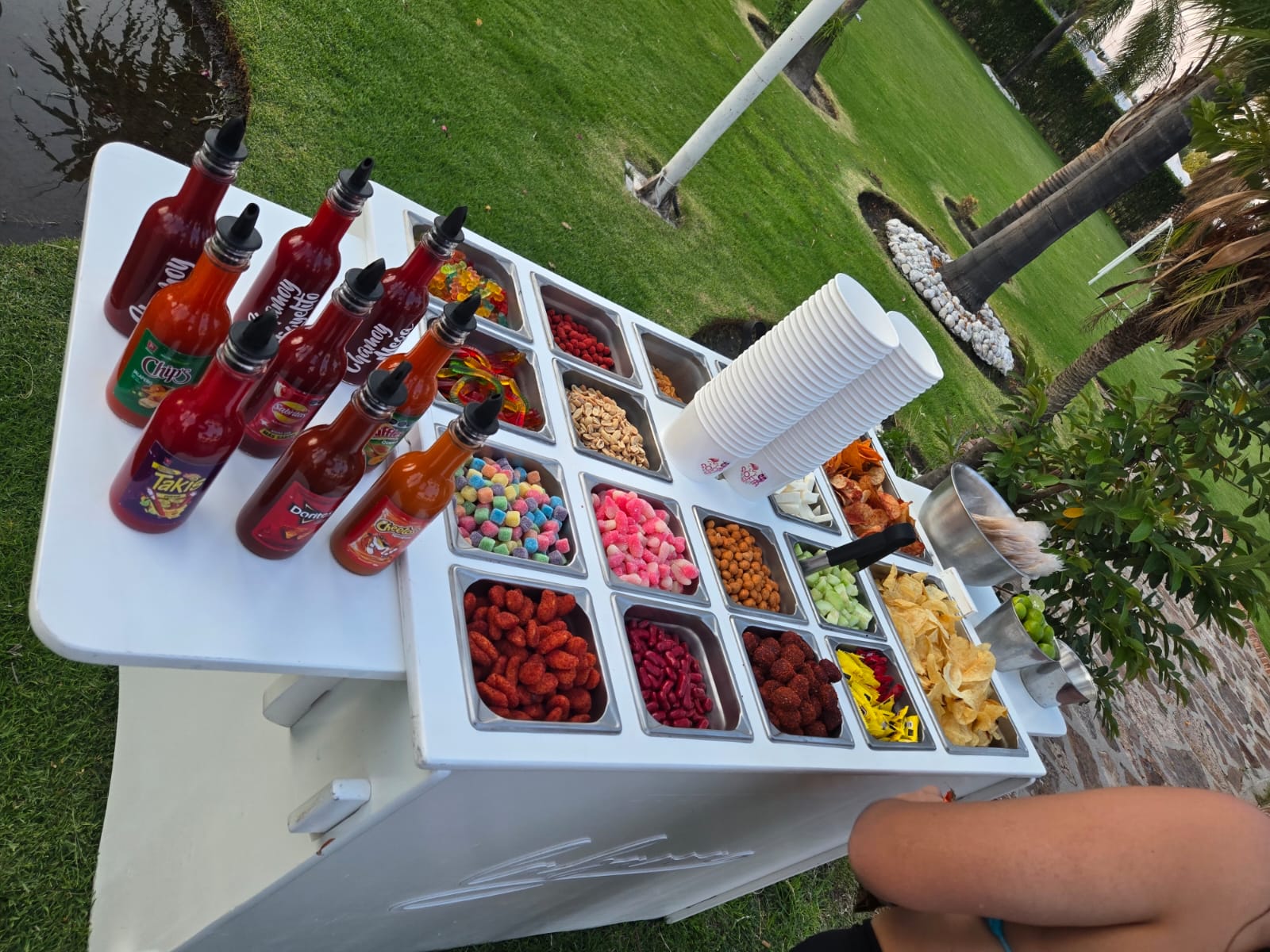 Barra de snacks completa en evento diurno al aire libre